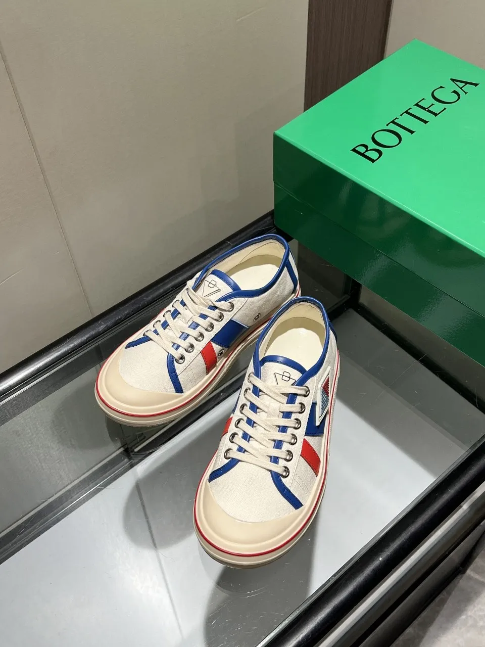 p518🐮🐮Bottega Veneta BV's latest Eliot series, retro basketball shoes, casual sports canvas shoes, become gods when they are launched! [Celebration] [Celebration] A 1:1 copy of the original version, [Fireworks] original material, [Fireworks] original color system, inspired by retro basketball sneakers, the color combination highlights youthful vitality, and perfectly interprets the theme of youth and childlike innocence. The details are also very particular. The summer canvas brings excellent durability and comfort. Designs such as calfskin trim, rubber toe caps and hand-painted retro red lines are full of retro feel. The round toe and convex sole add a modern feel and are suitable for various styles. Easily create a fashionable atmosphere. The upper foot is the focus...can be worn as a couple's shoes...each shoe has more taste and attitude! Fabric: Original customized high-density canvas + cowhide Lining: Original customized breathable canvas Insole: movable latex cowhide insole. Sole: original molded non-slip and wear-resistant TPU material. Sole thickness: 3cm. Size: women's size 35#-40#, men's size 39#-45#.